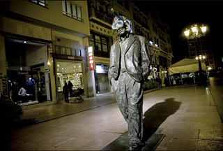 Illustration for article titled SpY's Android Sculptures Do Everyday Human Things
